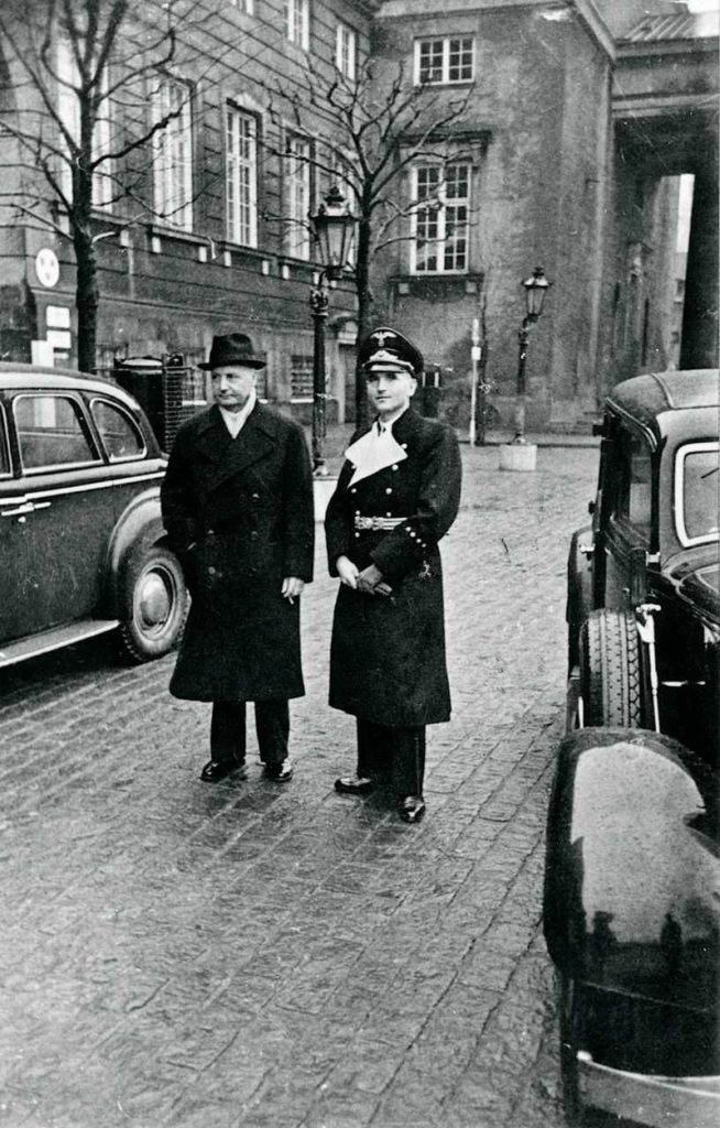 Erik Scavenius, Danmarks statsminister, sammen med den nye tyske rigsbefuldmægtigede Werner Best i januar 1943