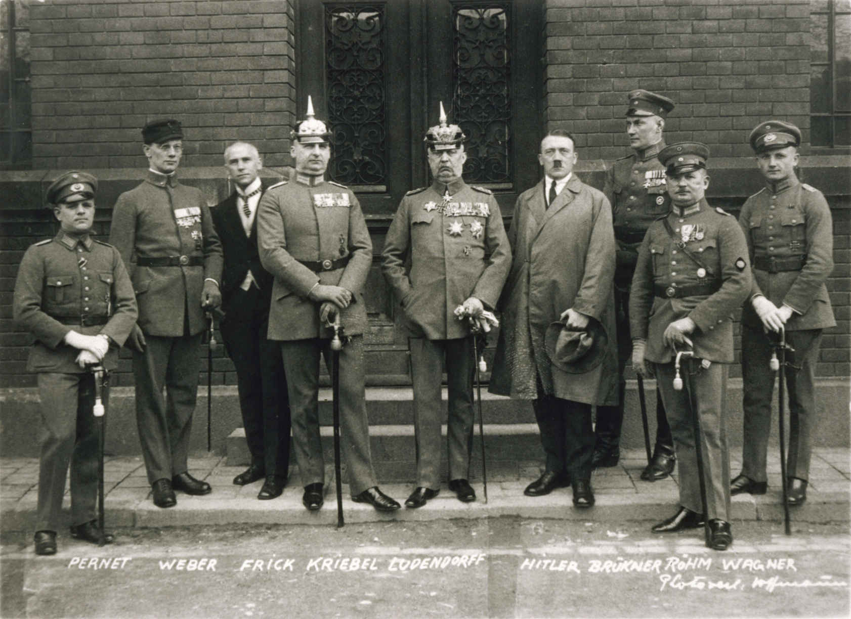 Hitler i forbindelse med retssagen i 1924 om “ølkælderkuppet”. Hitler ses som nr. 4 fra højre. Foto: Deutsches Bundesarchiv