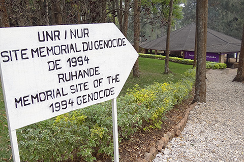 Billede af skilt mod memorial site of the 1994 genocide. Rwanda er et eksempel på, at betingelserne for et folkedrab bliver formet over længere tid.