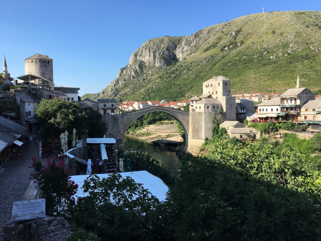 Byen Mostar med broen Stari Most, der forbinder floden Neretvas to bredder (foto: Aldrigmere.dk)