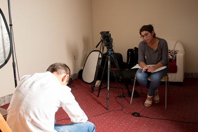 Ung kvinde bliver interviewet